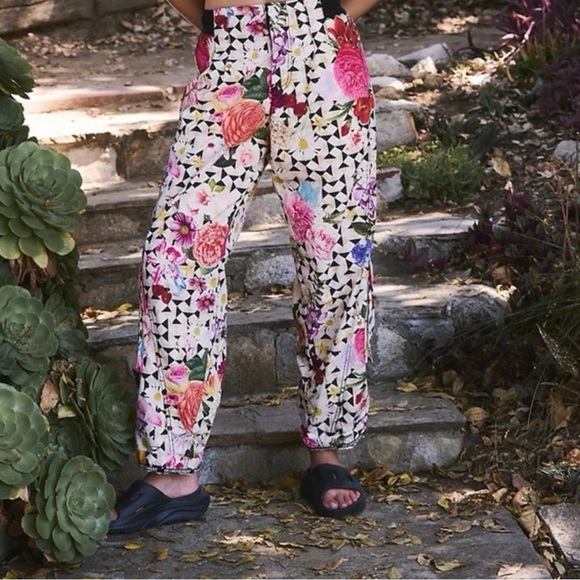 Free People FP Movement Mesmerize Me Printed Pants size M • MSRP $128 - Picture 2 of 6